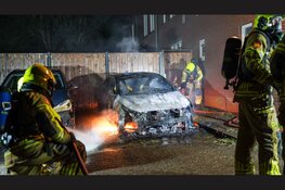Auto compleet verwoest door brand in Hoorn