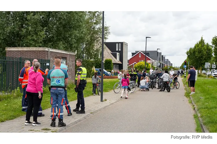 Traumahelikopter land midden in woonwijk en trekt veel bekijks