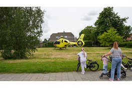 Traumahelikopter land midden in woonwijk en trekt veel bekijks