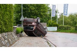 Brommobiel vliegt over de kop in Hoogkarspel