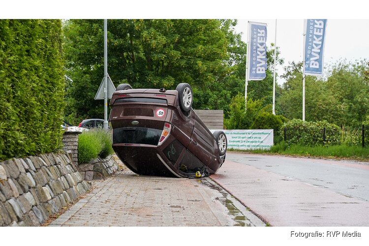 Brommobiel vliegt over de kop in Hoogkarspel