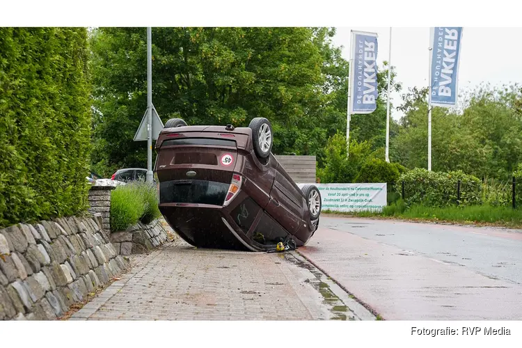 Brommobiel vliegt over de kop in Hoogkarspel