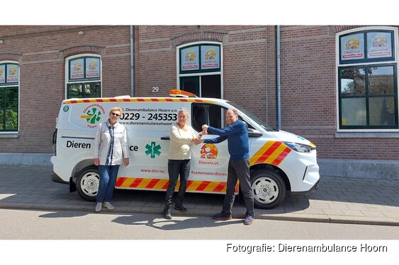 Dierenambulance Hoorn neemt nieuwe dierenambulance in gebruik