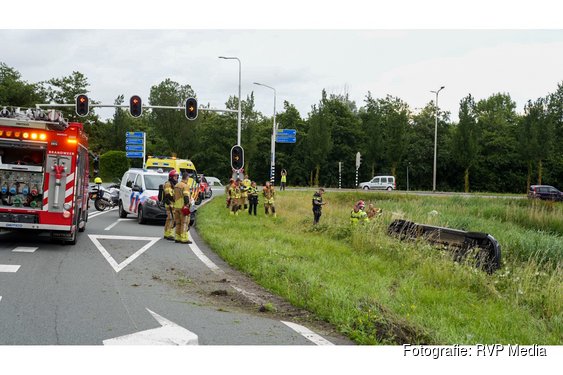 Auto vliegt over de kop op afrit A7, tiental automobilisten bekeurd voor negeren rood kruis
