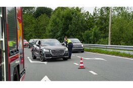 Auto vliegt over de kop op afrit A7, tiental automobilisten bekeurd voor negeren rood kruis