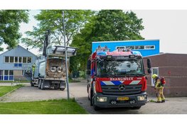 Vuilniswagen dumpt brandende lading bij brandweerkazerne