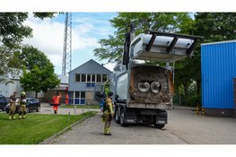 Vuilniswagen dumpt brandende lading bij brandweerkazerne