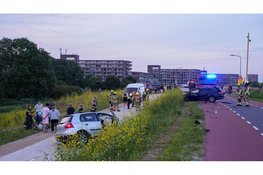Gewonde na frontale botsing op dijk bij Hoorn