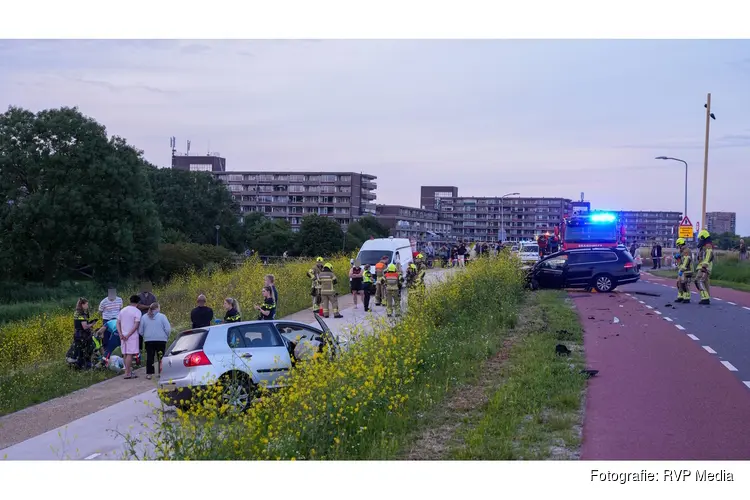 Gewonde na frontale botsing op dijk bij Hoorn