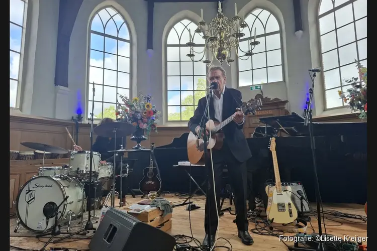 Alex Roeka boeit volle Theaterkerk Hemels met Op Drift