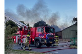 Grote uitslaande brand in loods in Wervershoof