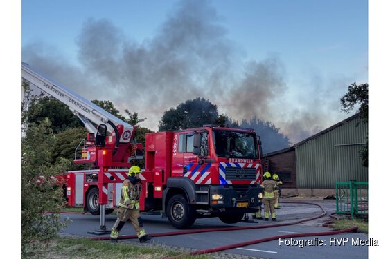Grote uitslaande brand in loods in Wervershoof