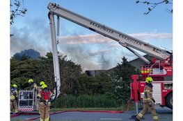 Grote uitslaande brand in loods in Wervershoof