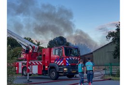 Grote uitslaande brand in loods in Wervershoof
