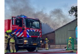 Grote uitslaande brand in loods in Wervershoof