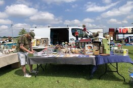 Van zolderopruiming tot verzamelobject op de kofferbakmarkt Strand van Luna