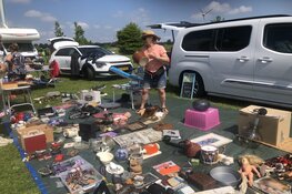 Van zolderopruiming tot verzamelobject op de kofferbakmarkt Strand van Luna