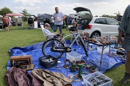 Van zolderopruiming tot verzamelobject op de kofferbakmarkt Strand van Luna