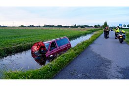 Busje belandt in sloot in Hoogwoud