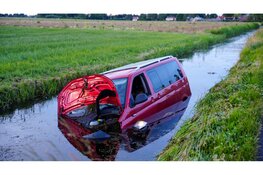 Busje belandt in sloot in Hoogwoud
