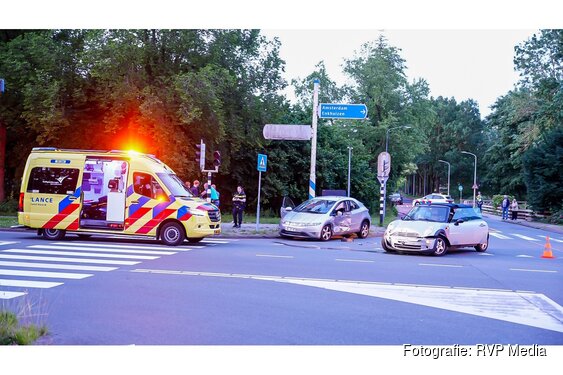 Schade na ongeval op kruising in Zwaag