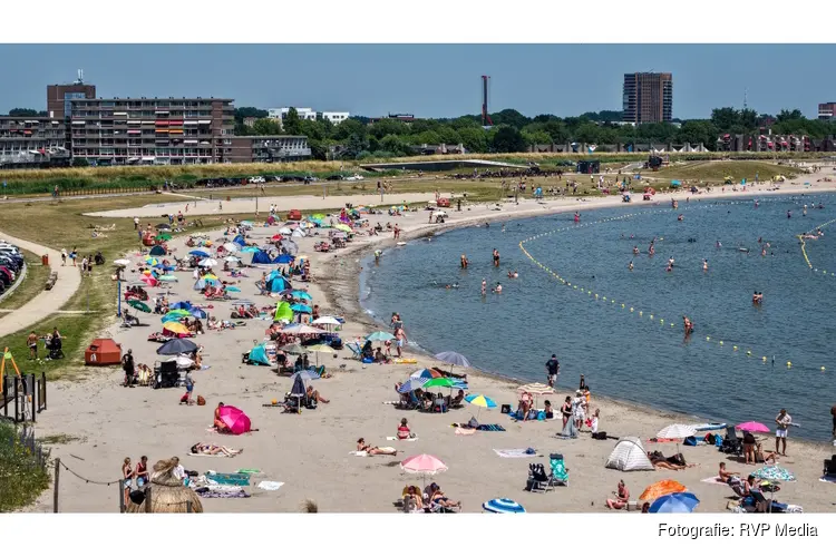 Grootste stadsstrand van Nederland massaal bezocht tijdens tropische hitte