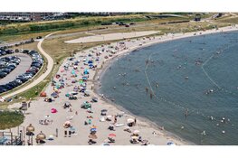 Grootste stadsstrand van Nederland massaal bezocht tijdens tropische hitte