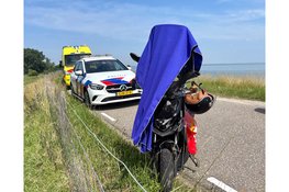 Scooter met twee personen onderuit gegaan op de Zuiderdijk in Venhuizen