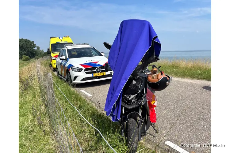 Scooter met twee personen onderuit gegaan op de Zuiderdijk in Venhuizen