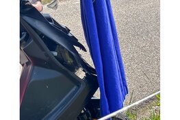 Scooter met twee personen onderuit gegaan op de Zuiderdijk in Venhuizen