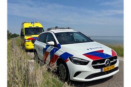 Scooter met twee personen onderuit gegaan op de Zuiderdijk in Venhuizen