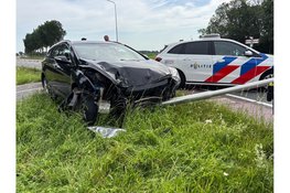 Automobilist rijdt tegen lantaarnpaal op de N506 in Hem