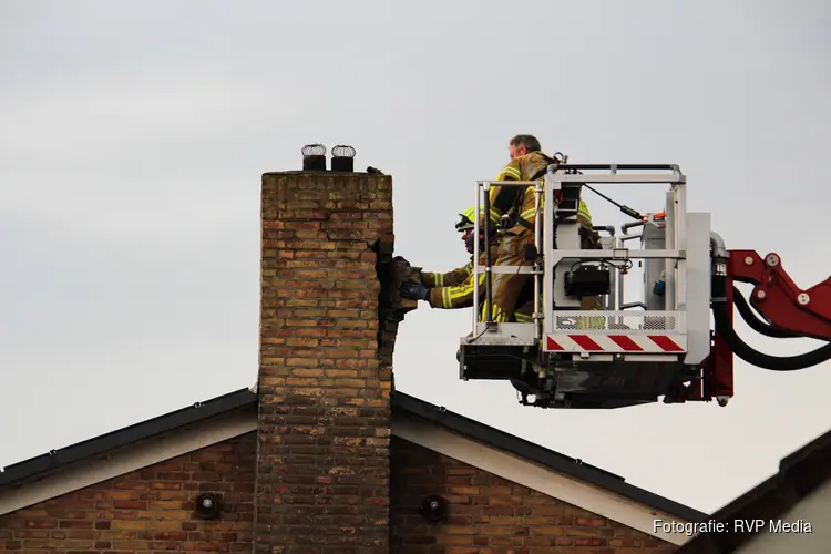 Blikseminslag veroorzaakt flinke schade aan boom en schoorsteen in Obdam