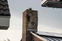 Blikseminslag veroorzaakt flinke schade aan boom en schoorsteen in Obdam