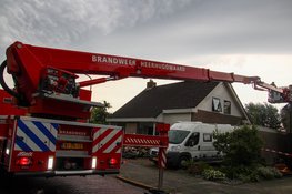 Blikseminslag veroorzaakt flinke schade aan boom en schoorsteen in Obdam