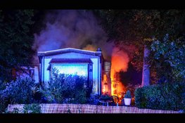 Blikseminslag zorgt voor felle brand in bungalowwoning in Venhuizen