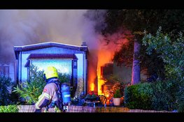 Blikseminslag zorgt voor felle brand in bungalowwoning in Venhuizen