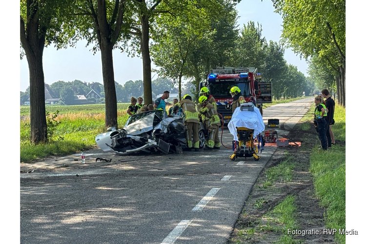 Porsche total loss na botsing tegen boom in Venhuizen