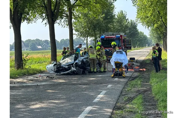 Porsche total loss na botsing tegen boom in Venhuizen