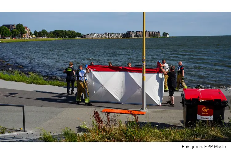 Persoon gereanimeerd nadat deze is aangetroffen in het Markermeer in Hoorn