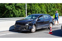 Auto botst achterop vrachtwagen op afrit A7