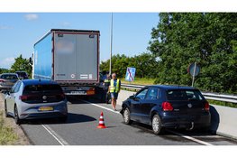 Auto botst achterop vrachtwagen op afrit A7
