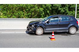 Auto botst achterop vrachtwagen op afrit A7