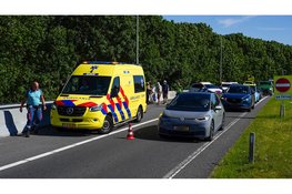Auto botst achterop vrachtwagen op afrit A7