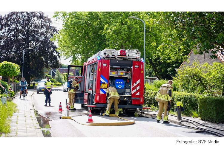 Coniferenhaag vliegt in brand bij woning in Westwoud