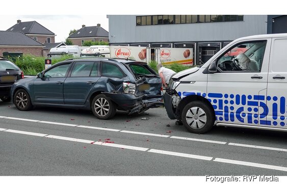 Forse schade na kop-staartbotsing tussen drie voertuigen N194