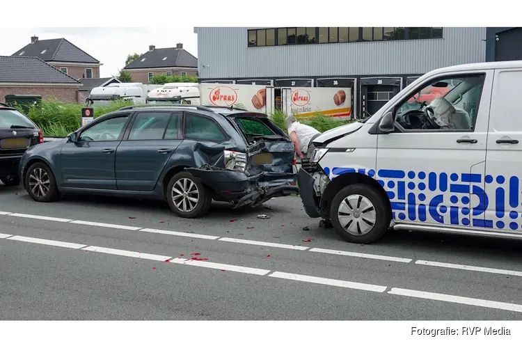 Forse schade na kop-staartbotsing tussen drie voertuigen N194