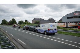 Forse schade na kop-staartbotsing tussen drie voertuigen N194