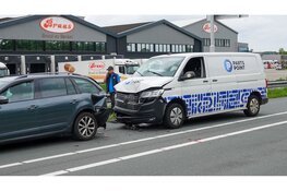 Forse schade na kop-staartbotsing tussen drie voertuigen N194