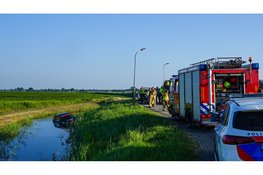 Bezorger eindigt in sloot na botsing met lantaarnpaal in Medemblik